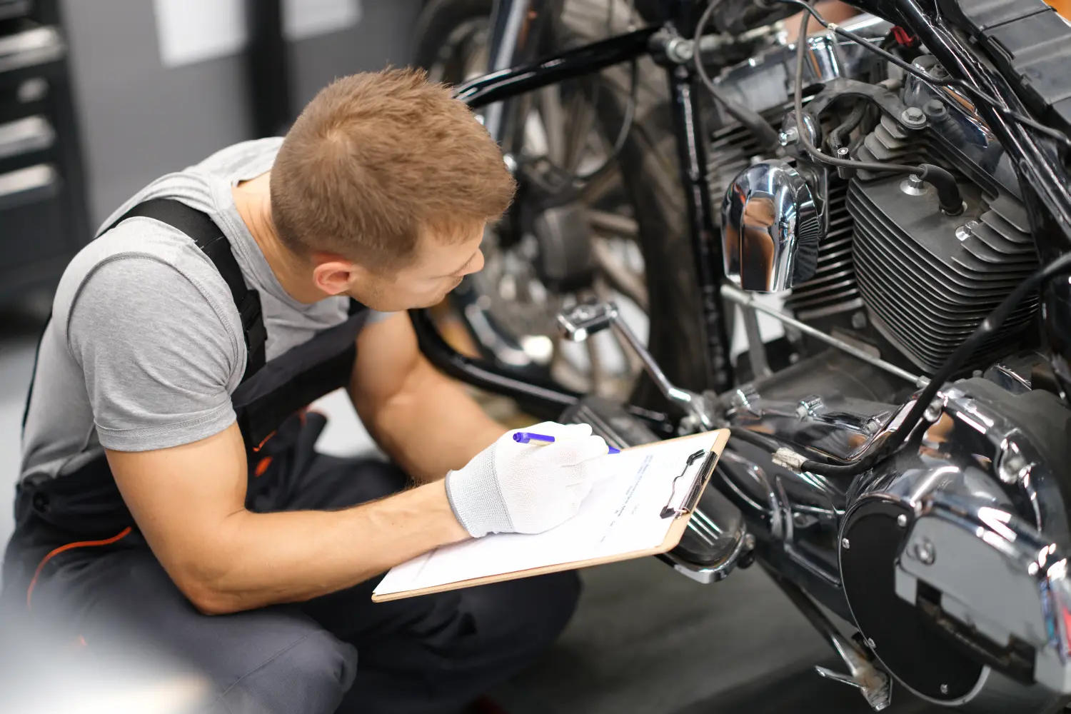 Vorarbeiter in Servicewerkstatt diagnostiziert Teile an Motorrad